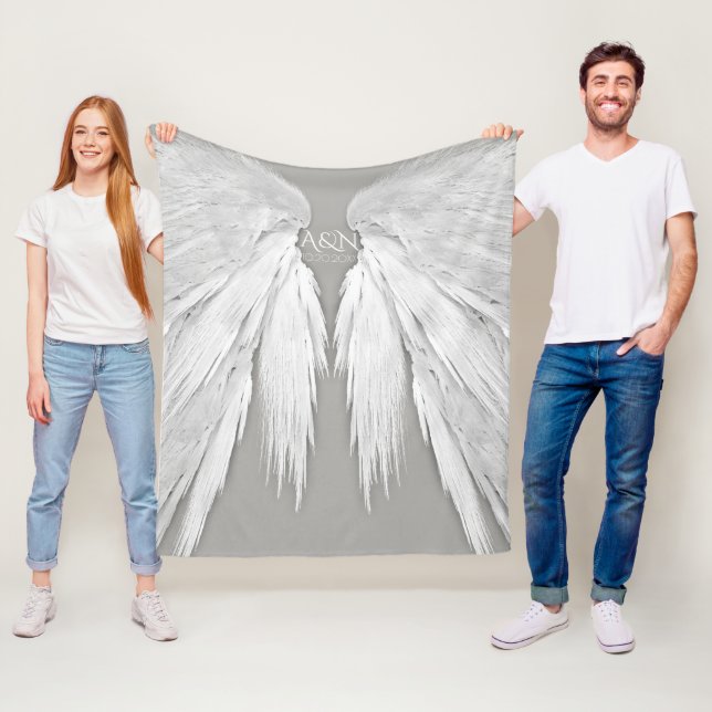 Couverture Polaire AILES ANGEL Monogramme Elegant Grey (En situation)