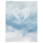 Ailes d'ange en ciel bleu nuageux