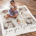 Couverture Polaire Aimez-vous grand-mère 9-Photo<br><div class="desc">Ce dessin de couverture photo collage personnalisé est un hommage sincère parfait pour donner à une grand-mère chère. Doté d'une grille de neuf créneaux photo personnalisés, il présente avec goût des moments familiaux précieux dans une esthétique douce et moderne. Le fond de la couverture est orné d'un élégant script qui...</div>