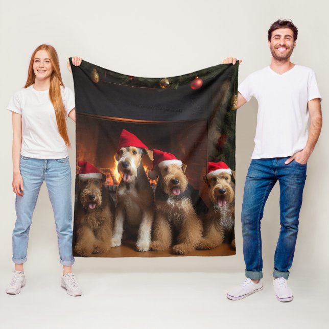 Couverture Polaire Airedale au coin du feu de Noël (En situation)