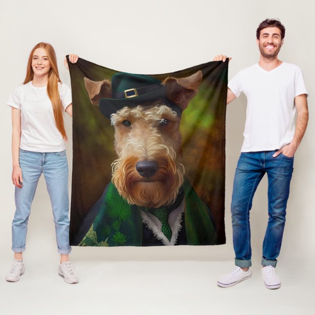 Couverture Polaire airedale chien à la Saint-Patrick (En situation)