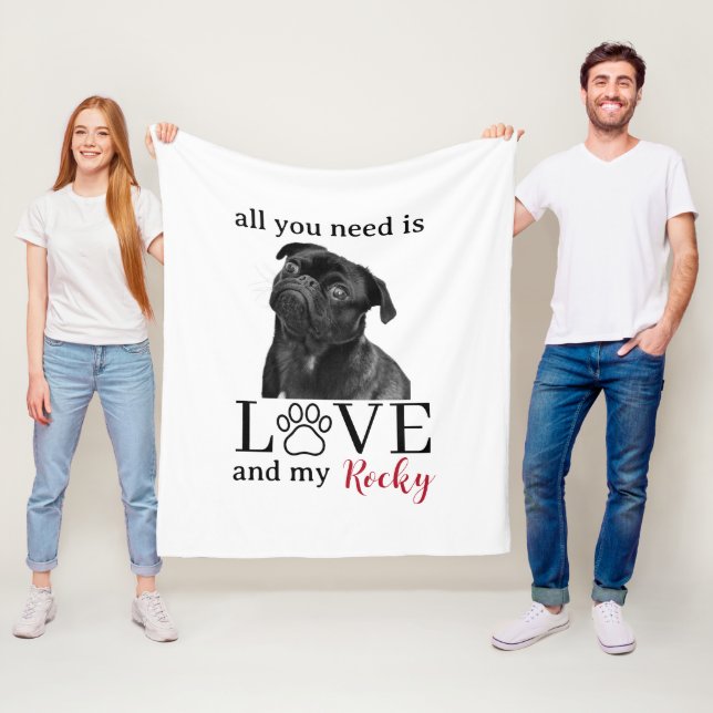 Couverture Polaire All You Need Is Love and My Dog – Custom Pet Name  (En situation)
