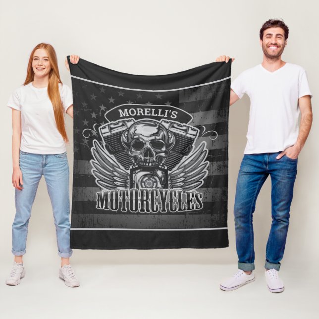 Couverture Polaire American Biker AJOUTER LE NOM Skull V-Twin Motos (En situation)