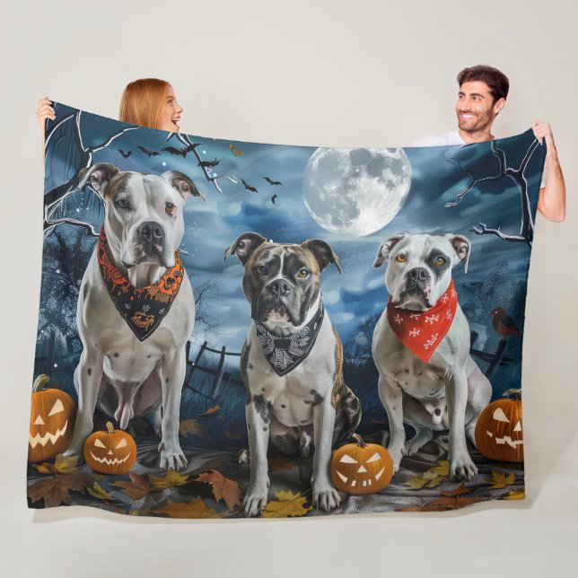 Couverture Polaire American Staffordshire Halloween Épouvantable  (En situation)