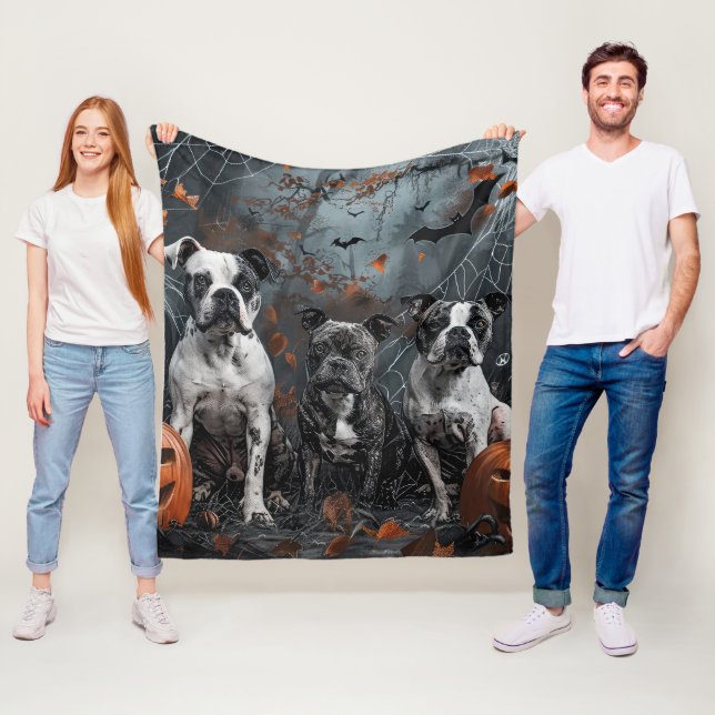Couverture Polaire Amstaff Halloween Nuit Canine (En situation)