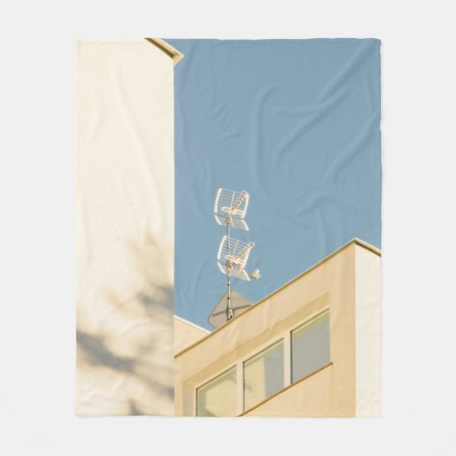 COUVERTURE POLAIRE ANTENNE BLANCHE SUR L'IMMEUBLE (Devant)