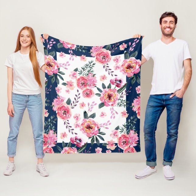 Couverture Polaire Aquarelles motif pivoines et feuilles roses (En situation)