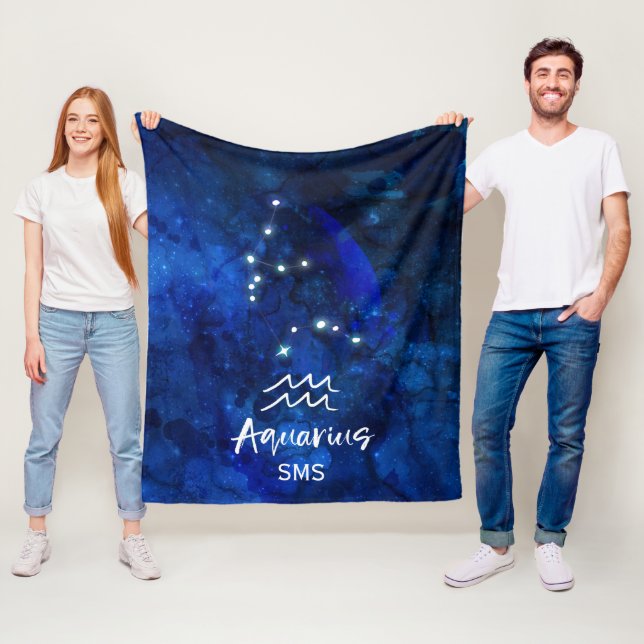 Couverture Polaire Aquarius Zodiac Constellation Blue Galaxy Monogram (En situation)