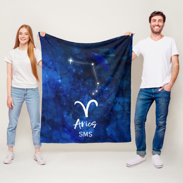 Couverture Polaire Aries Zodiac Constellation Blue Galaxy Monogramme (En situation)