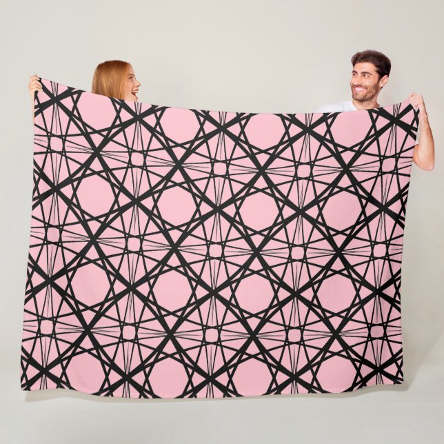 Couverture Polaire Art géométrique noir et rose (En situation)
