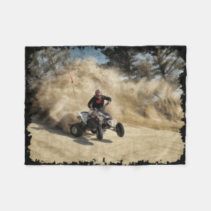 Couverture Polaire ATV sur le chemin de terre en nuage de poussière