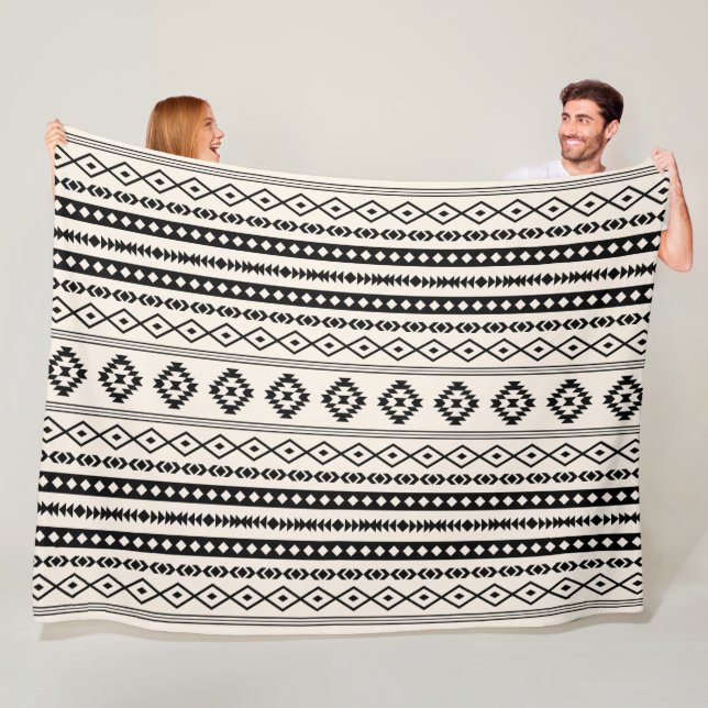 Couverture Polaire Aztec noir sur crème Motifs mixtes (H) Motif (En situation)