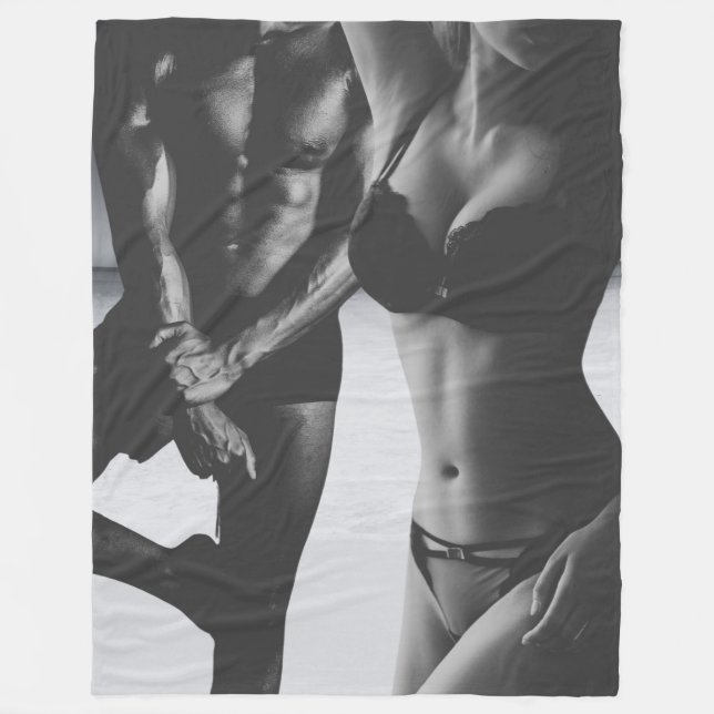 Couverture Polaire Back to Back: Strength and Elegance by the Sea (Devant)