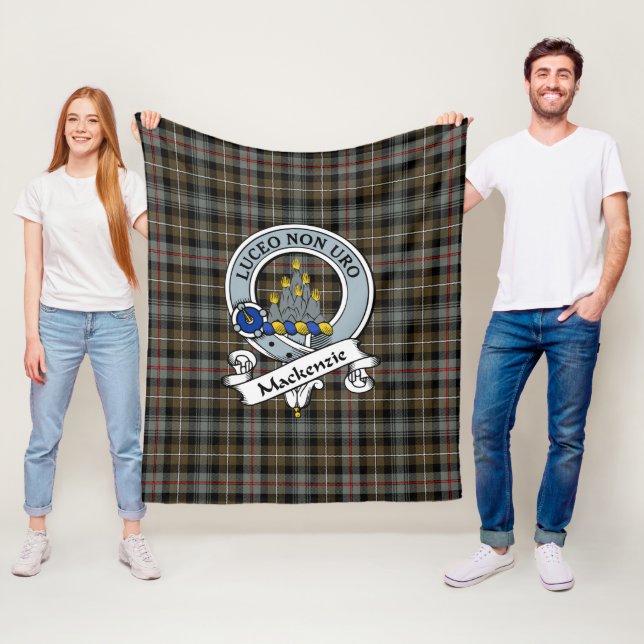 Couverture Polaire Badge de clan Patiné MacKenzie Tartan Plaid (En situation)