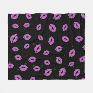Couverture Polaire Baisers de rouge à lèvres violet sur fond noir mot