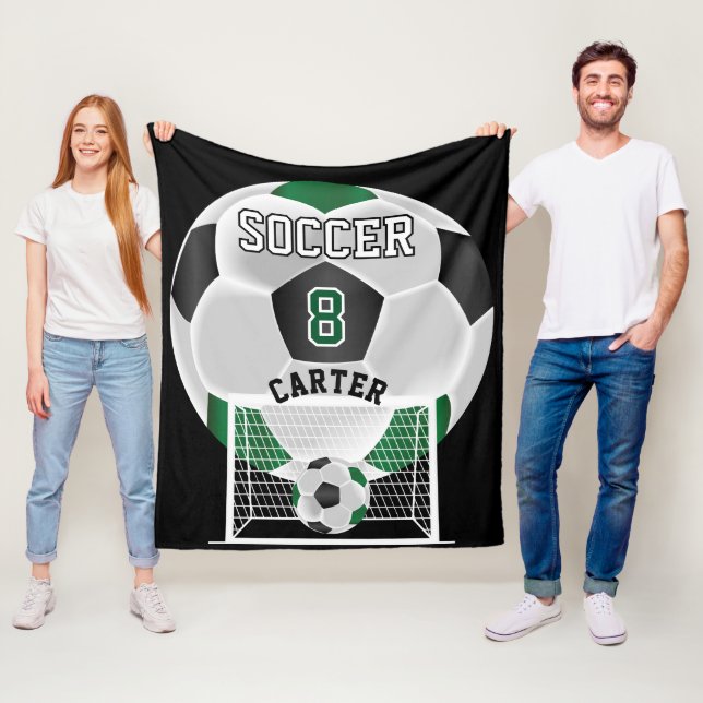 Couverture Polaire Balle de football - Vert, Blanc et Noir (En situation)