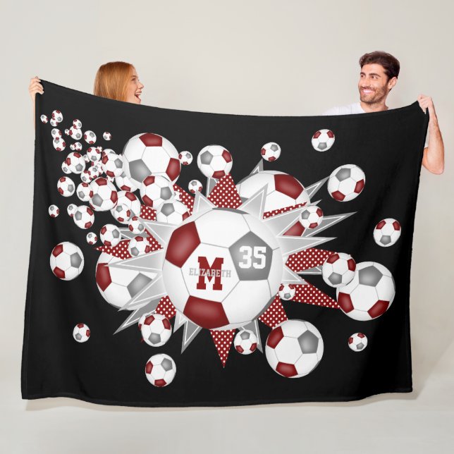Couverture Polaire ballons de football gris marron stars filles nom (En situation)