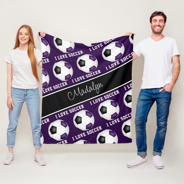 Couverture Polaire ballons de soccer noir violet girly motif texte (En situation)