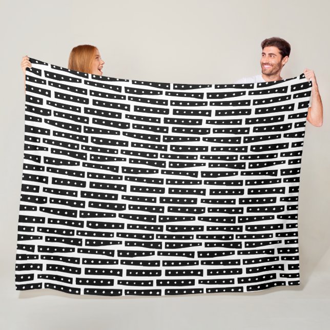 Couverture Polaire Bandes Abstraites verticales - Noir sur Blanc (En situation)