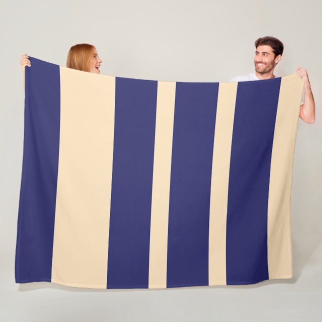 Couverture Polaire Bandes larges bleues foncées et crème (En situation)