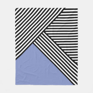 Couverture Polaire Bandes noires et blanches avec triangle bleu