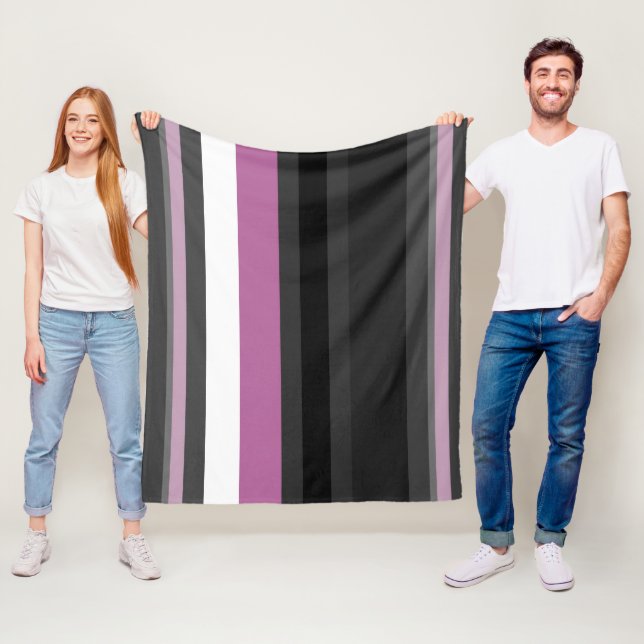 Couverture Polaire Bandes noires, grises et blanches (En situation)