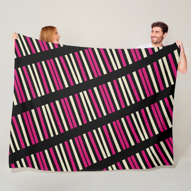 Couverture Polaire Bandes noires roses ivoire (En situation)
