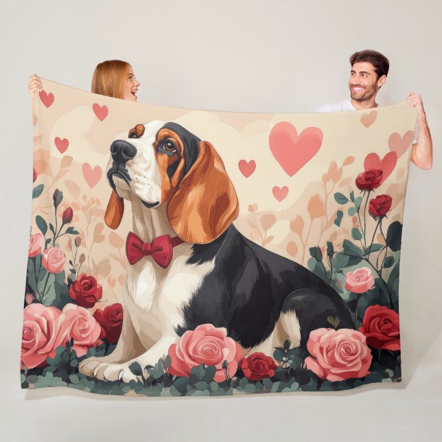 Couverture Polaire Basset Hound avec Roses - Saint Valentin (En situation)