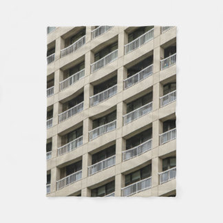 Couverture Polaire Bâtiment en béton blanc en journée
