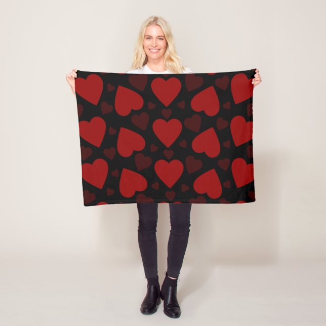 Couverture Polaire Beau coeur rouge motif sur noir (En situation)