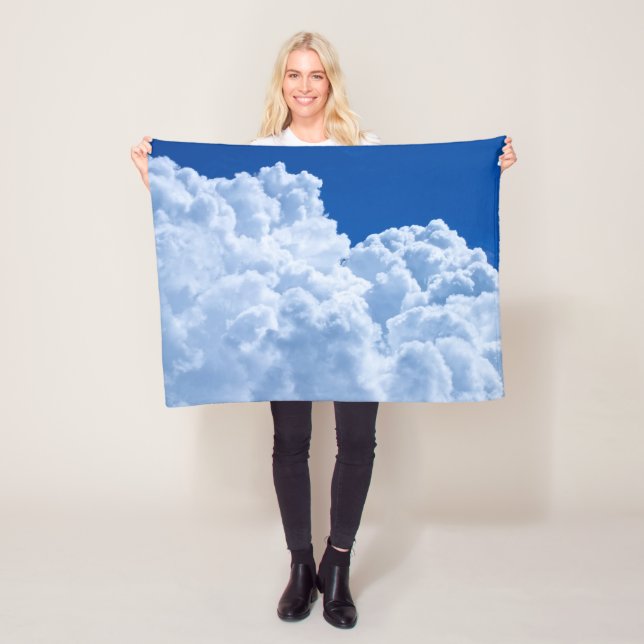Couverture Polaire Beaux nuages Puffy dans le ciel bleu (En situation)