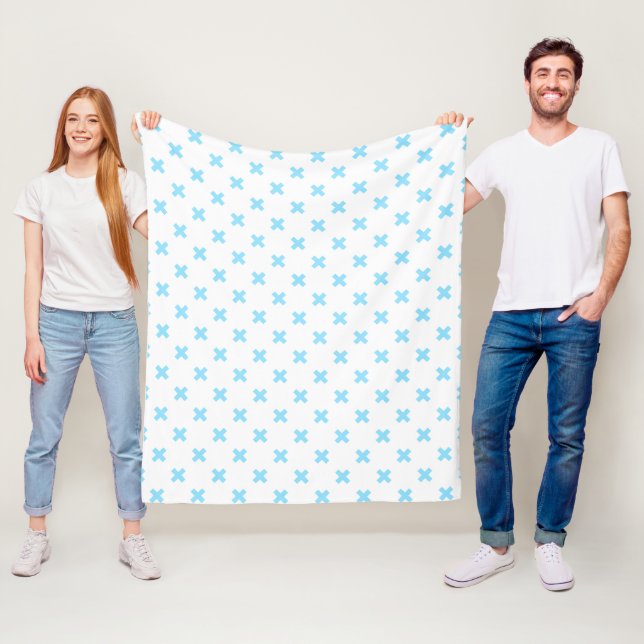 Couverture Polaire Bébé bleu croix coutures sur blanc (En situation)