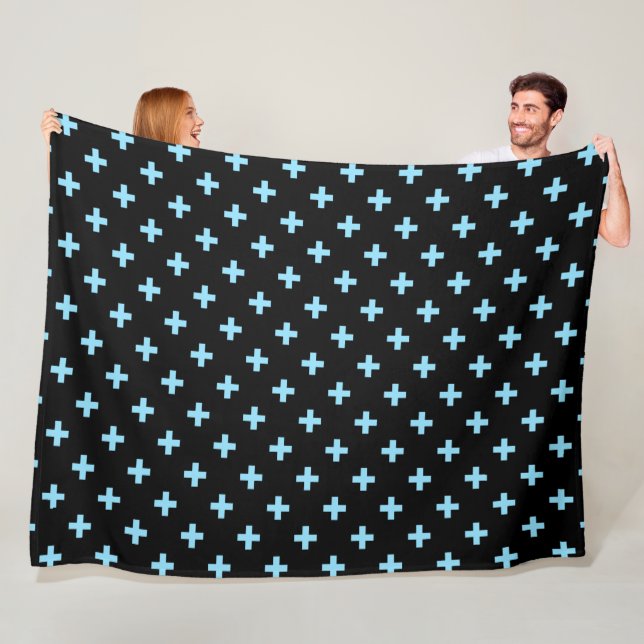 Couverture Polaire Bébé bleu polka croise sur noir (En situation)