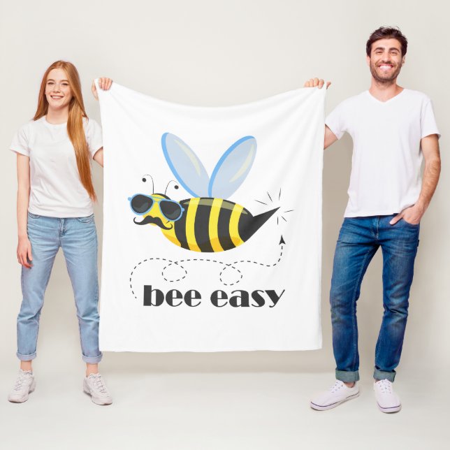 Couverture Polaire Bee caractère avec mustache lunettes de soleil Bee (En situation)