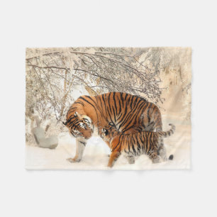 Couverture Polaire Belle tigresse avec son petit dans la neige