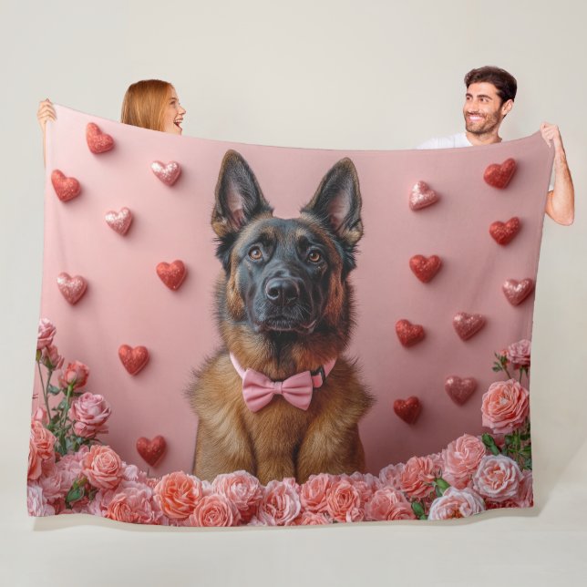 Couverture Polaire Berger Malinois belge avec des Roses - Saint-Valen (En situation)