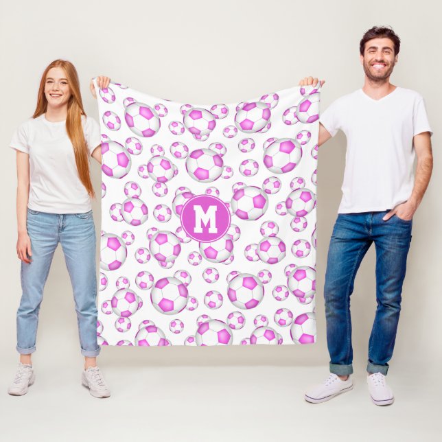 Couverture Polaire billes de football blanc rose girly motif monogram (En situation)