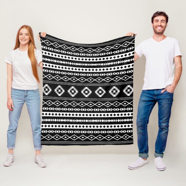 Couverture Polaire Blanc aztèque sur Motif de motifs noirs mélangés (En situation)