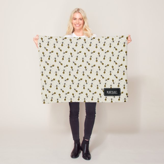 Couverture Polaire Blanche bébé d'abeille rustique avec nom personnal (En situation)