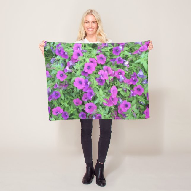 Couverture Polaire Blanche polaire violette Petunias (En situation)