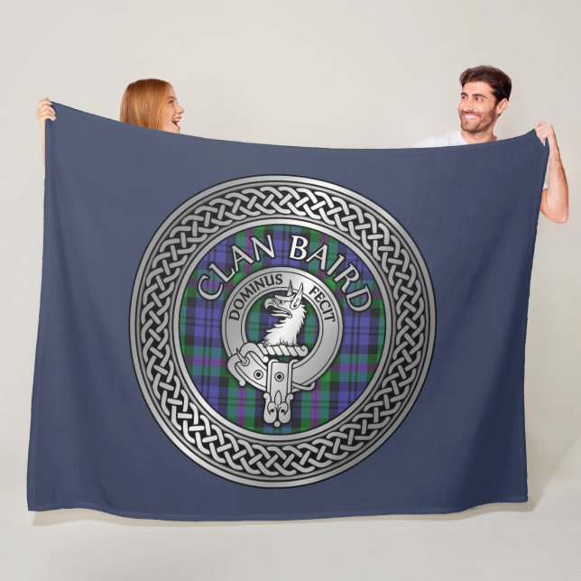 Couverture Polaire Blason et nœud tartan du clan Baird (En situation)