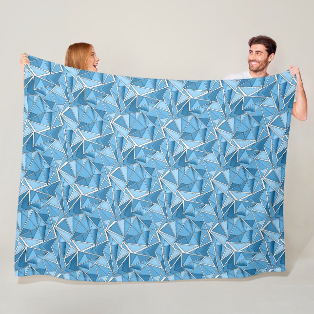 Couverture Polaire Bleu ciel et formes géométriques bleues motif mode (En situation)
