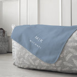 Couverture Polaire Bleu et blanc poussiéreux | Monogramme moderne<br><div class="desc">Ce design moderne présente un arrière - plan bleu poussiéreux,  avec vos initiales en texte blanc gras pour un look simple et élégant.</div>