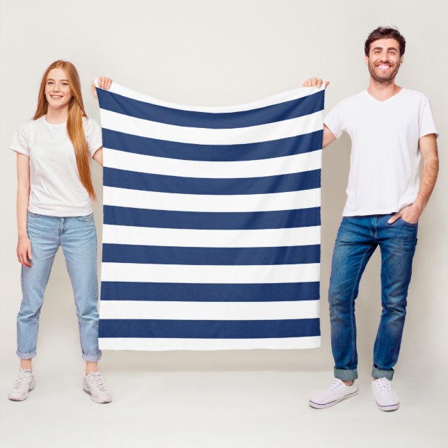 Couverture Polaire Bleu marine et rayures blanches   (En situation)