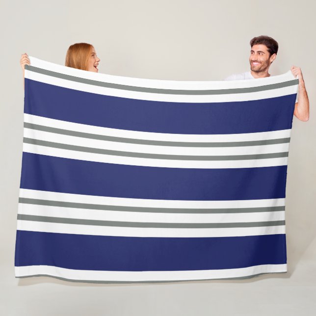 Couverture Polaire Bleu marine et rayures côtières blanches (En situation)