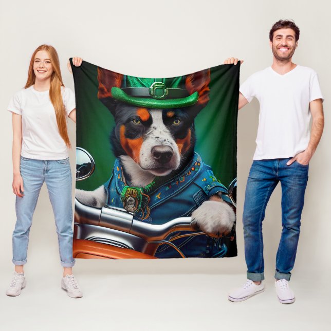 Couverture Polaire Blue Heeler Chien Conduite Vélo St. Patrick's Day (En situation)