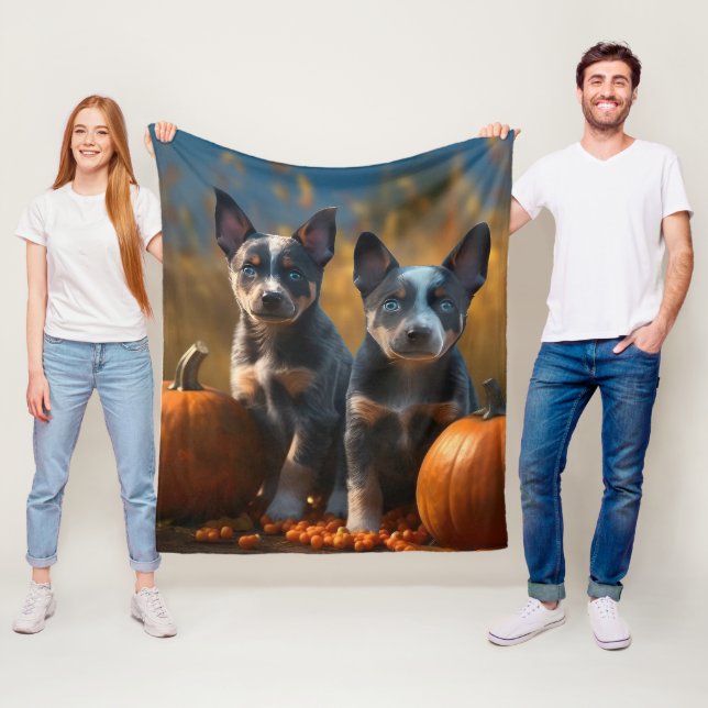 Couverture Polaire Blue Heeler Chiot Automne Citrouille de plaisir (En situation)