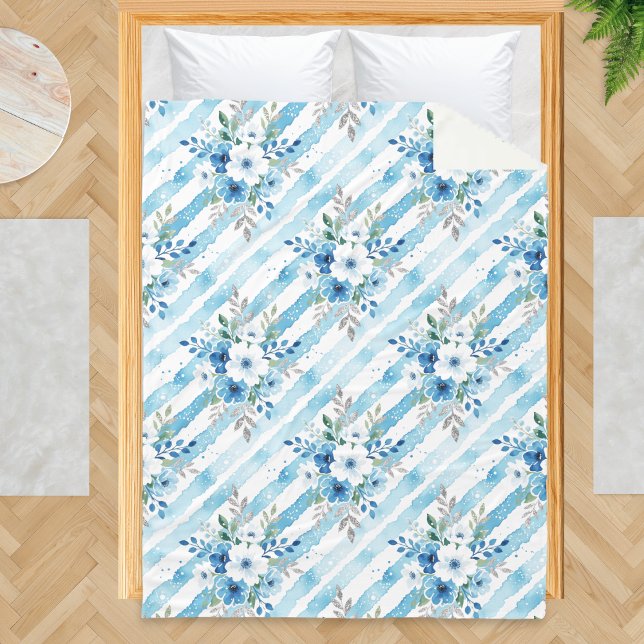 Couverture Polaire Blue White Floral Stripe Patterned Coastal Fleece (A fleece blanket with blue and white floral and stripes pattern in a watercolor style)