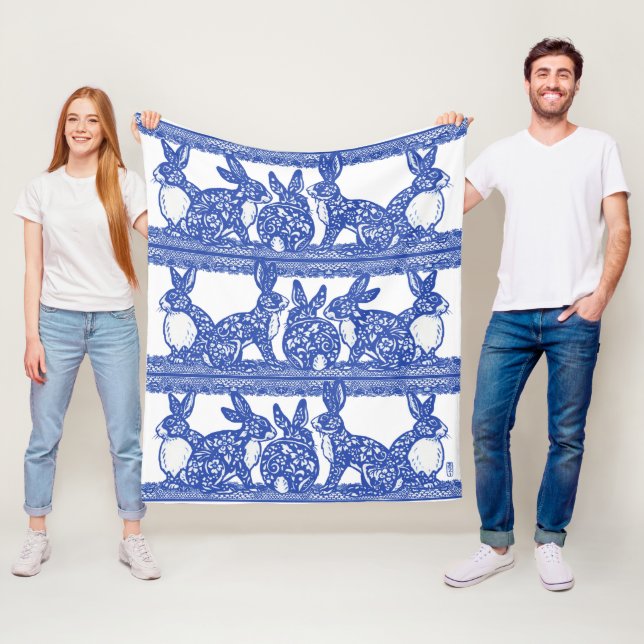 Couverture Polaire Blue Willow Rabbit Floral Chinoiserie Bunny Design (En situation)