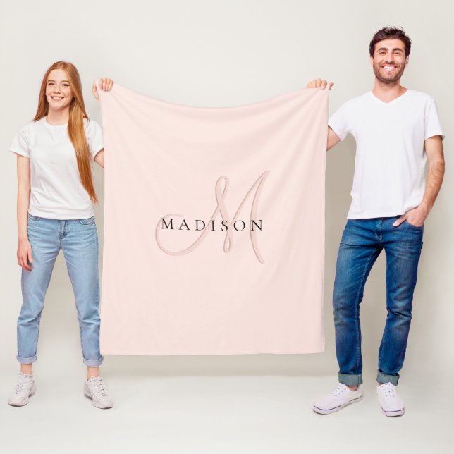 Couverture Polaire Blush rose monogramme script élégant (En situation)